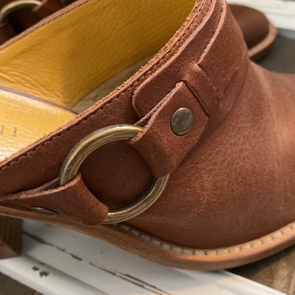 DONATED Gianni Bini size 7M brown slip-on heeled sandal. - Picture 3 of 10